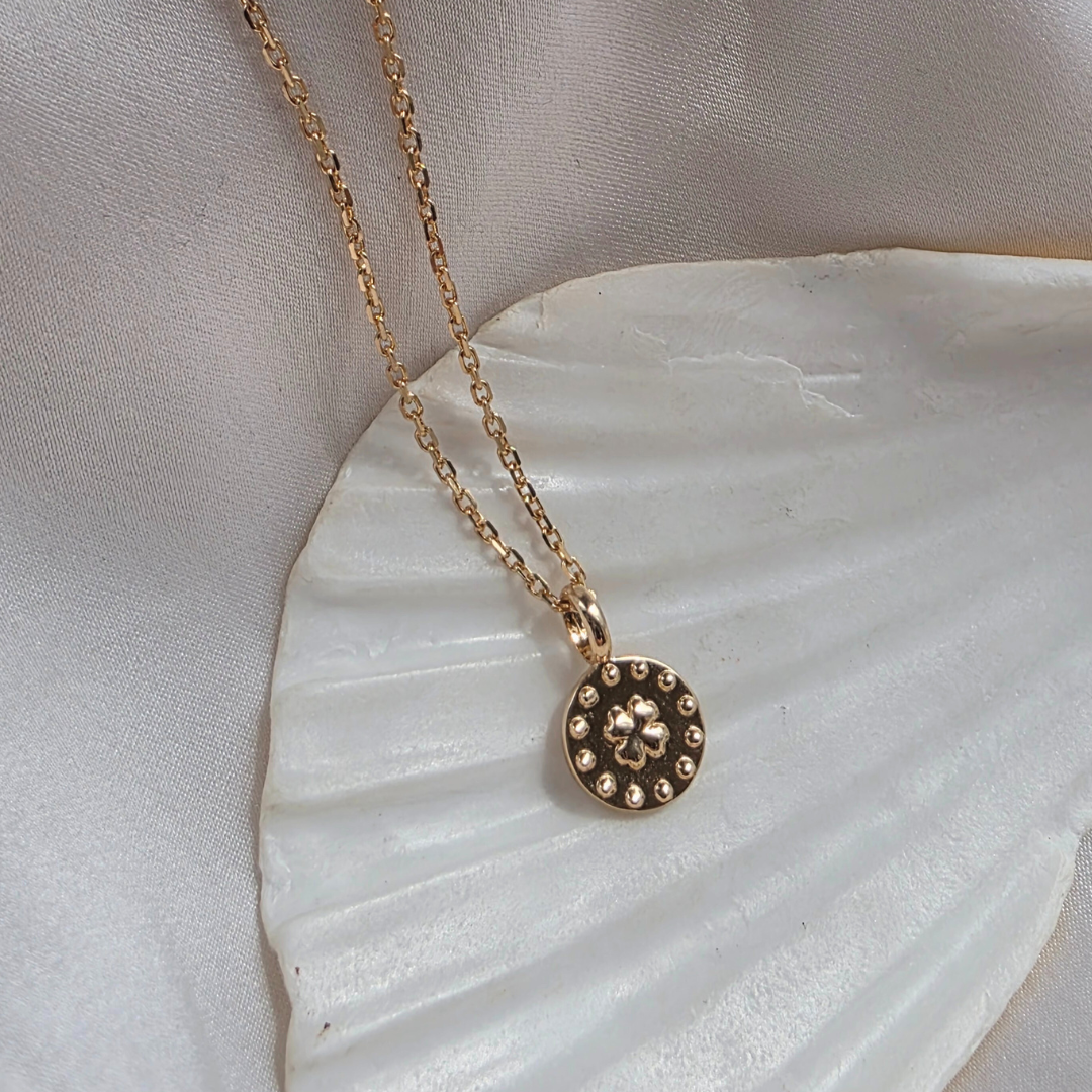 Collier doré avec pendentif trèfle porte-bonheur