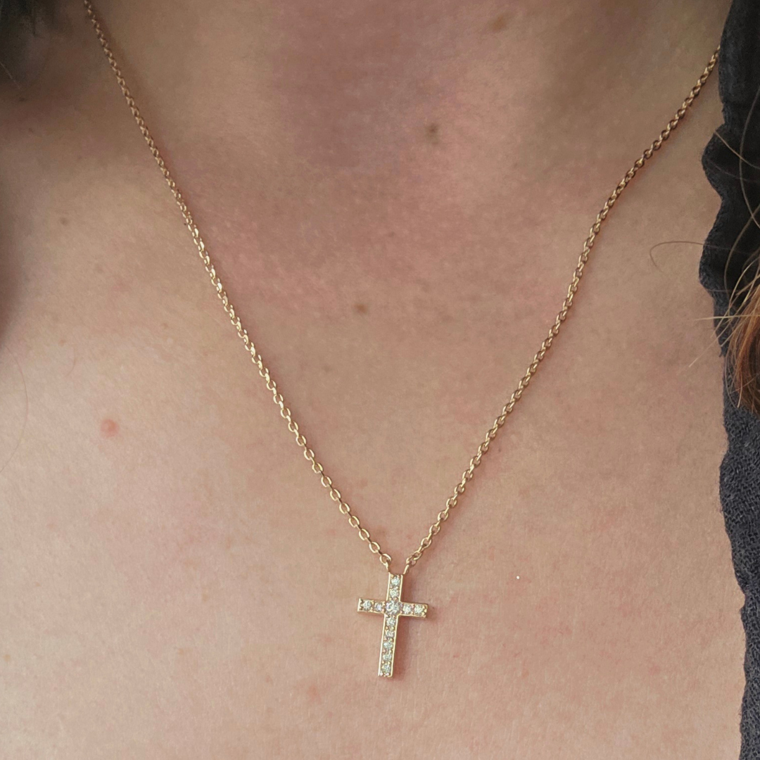 Collier croix en plaqué or avec zircons étincelants