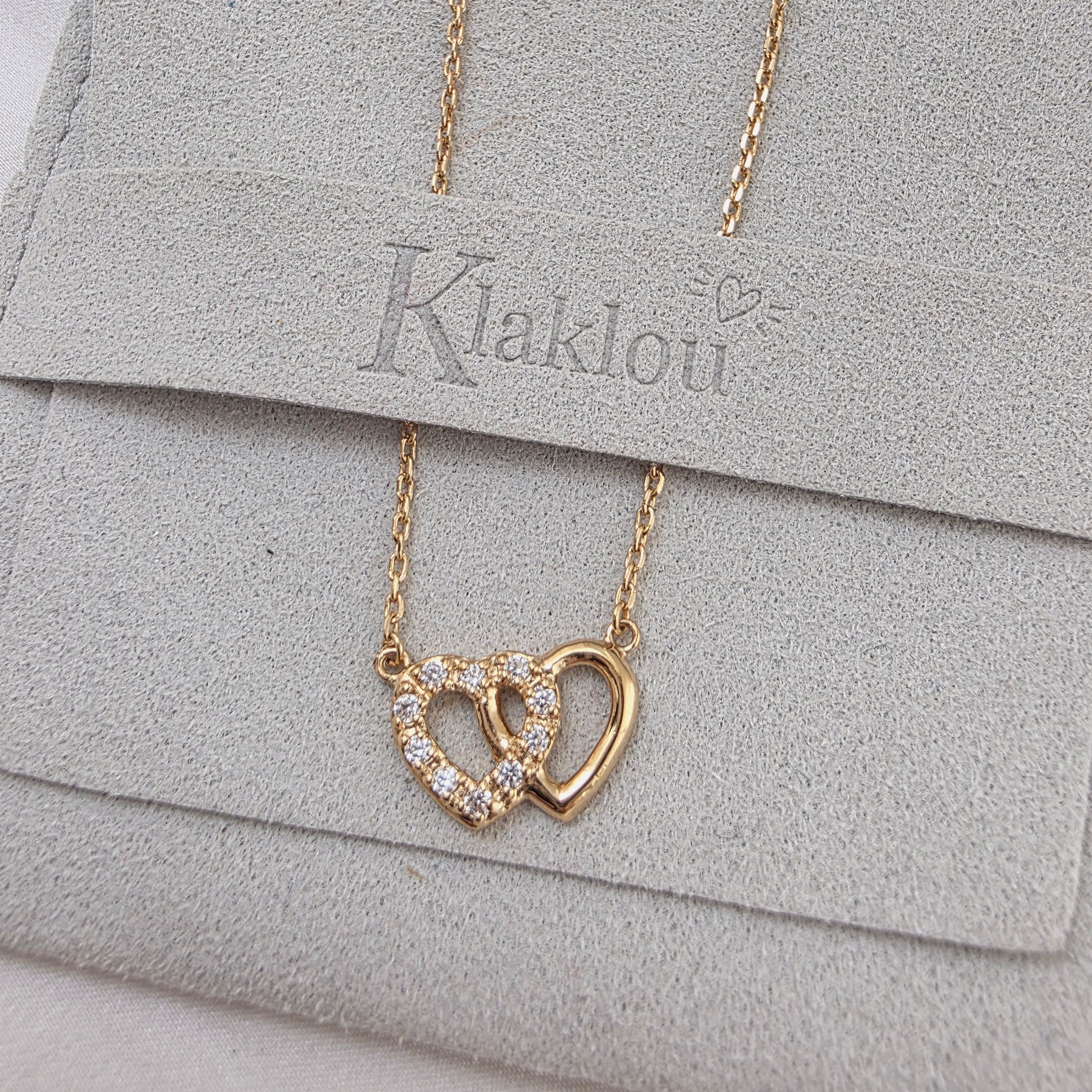 Collier en plaqué or avec deux cœurs entrelacés