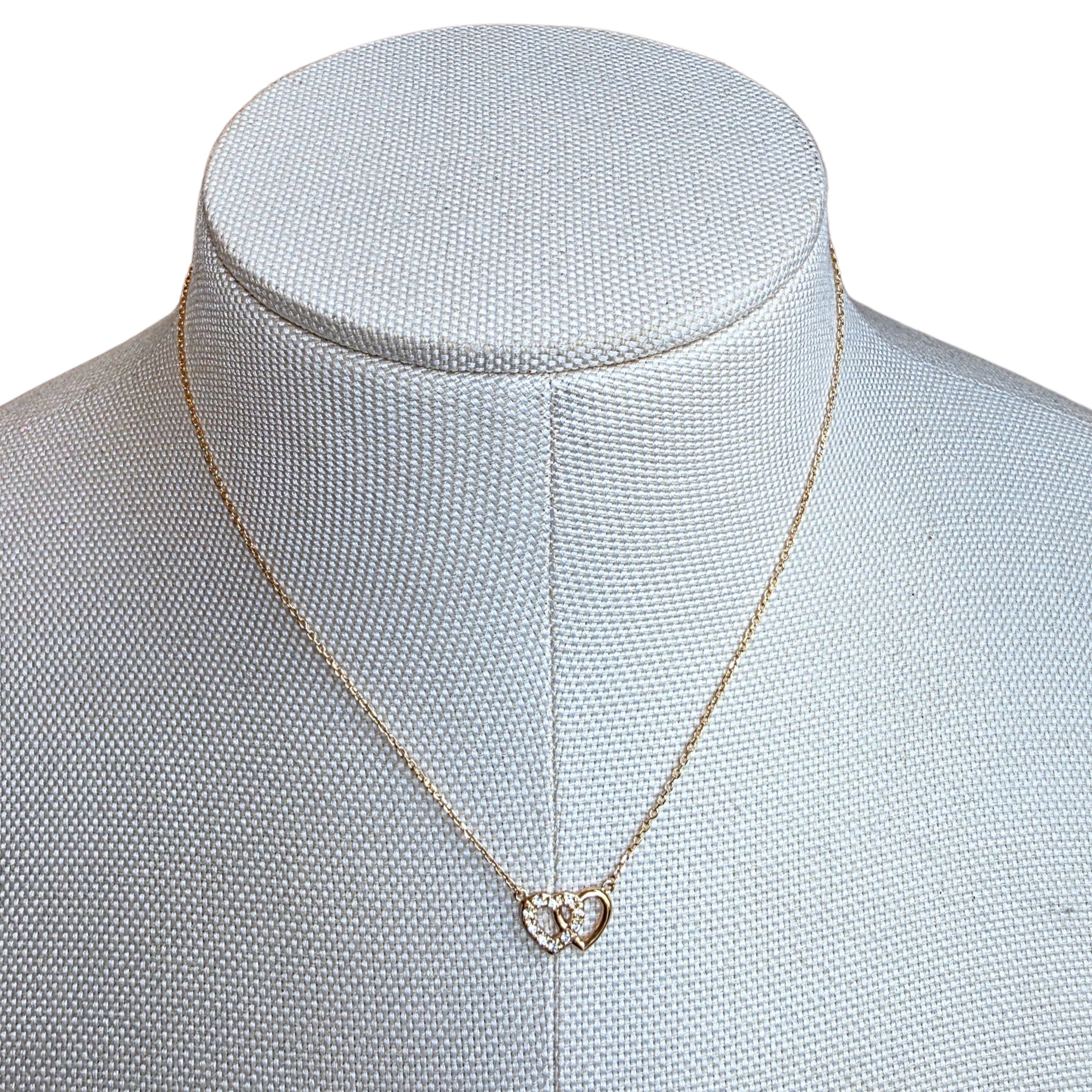 Détail des cœurs du collier en gros plan