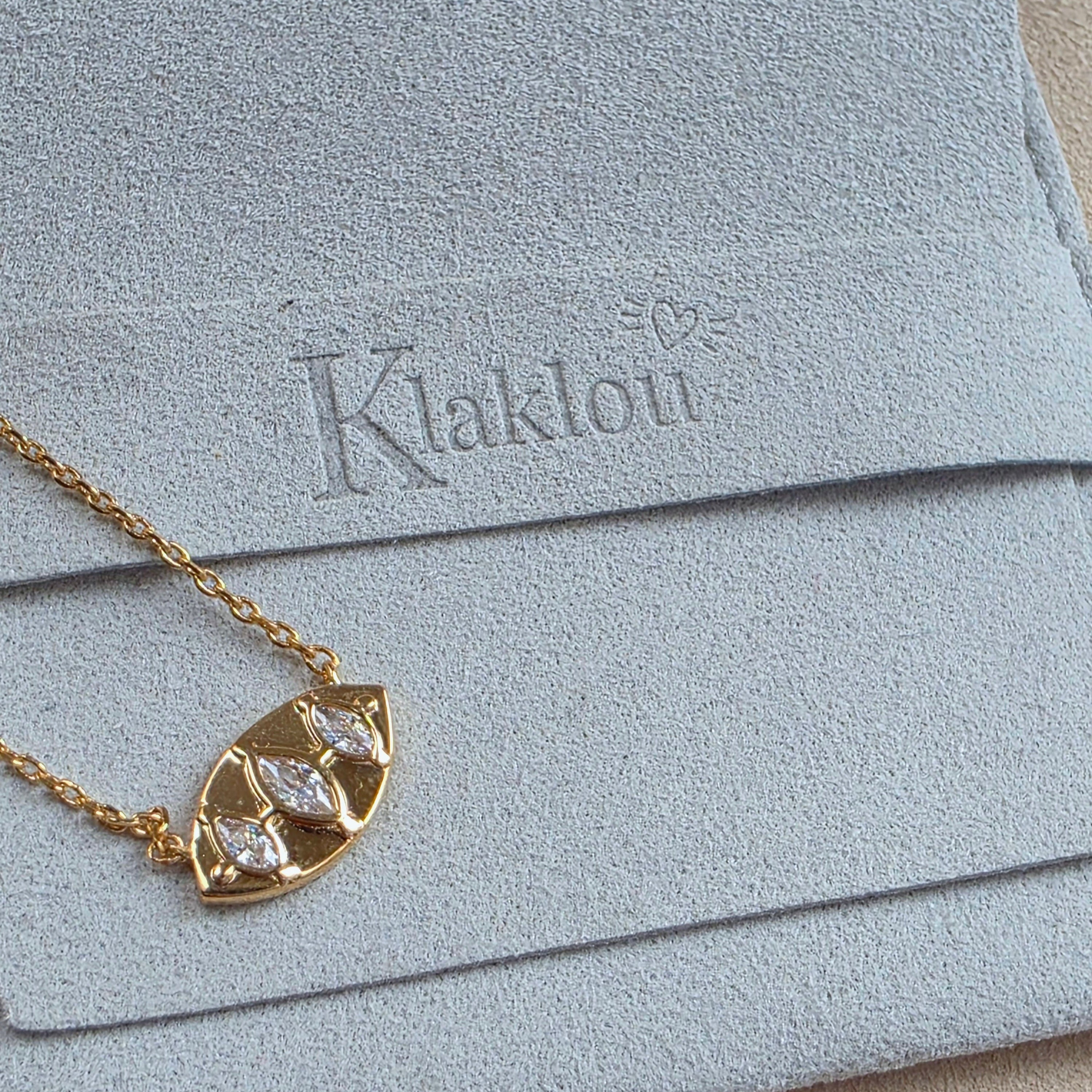 Bijou en plaqué or de forme ovale inspirée avec trois pierres transparentes scintillantes alignées, modèle Fiona.