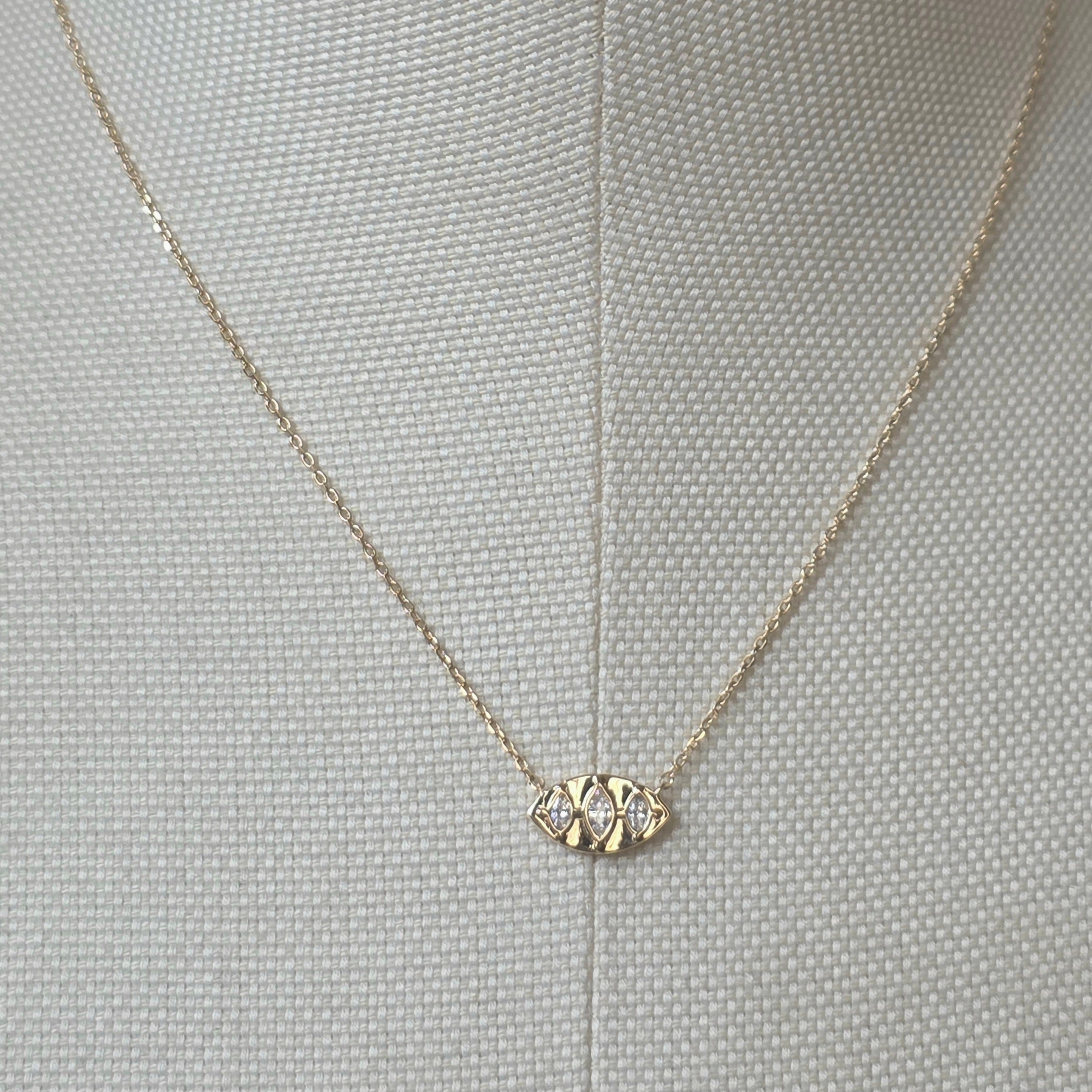 Bijou en plaqué or de forme ovale inspirée avec trois pierres transparentes scintillantes alignées, modèle Fiona.