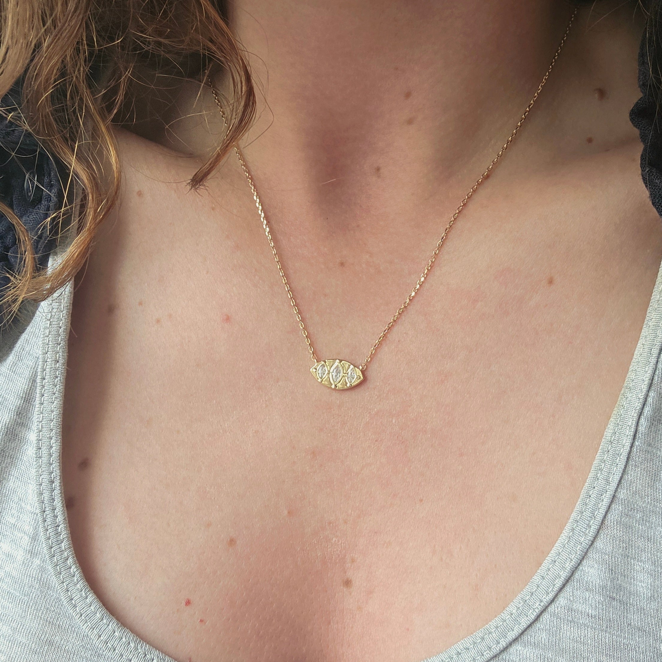 Bijou en plaqué or de forme ovale inspirée avec trois pierres transparentes scintillantes alignées, modèle Fiona.