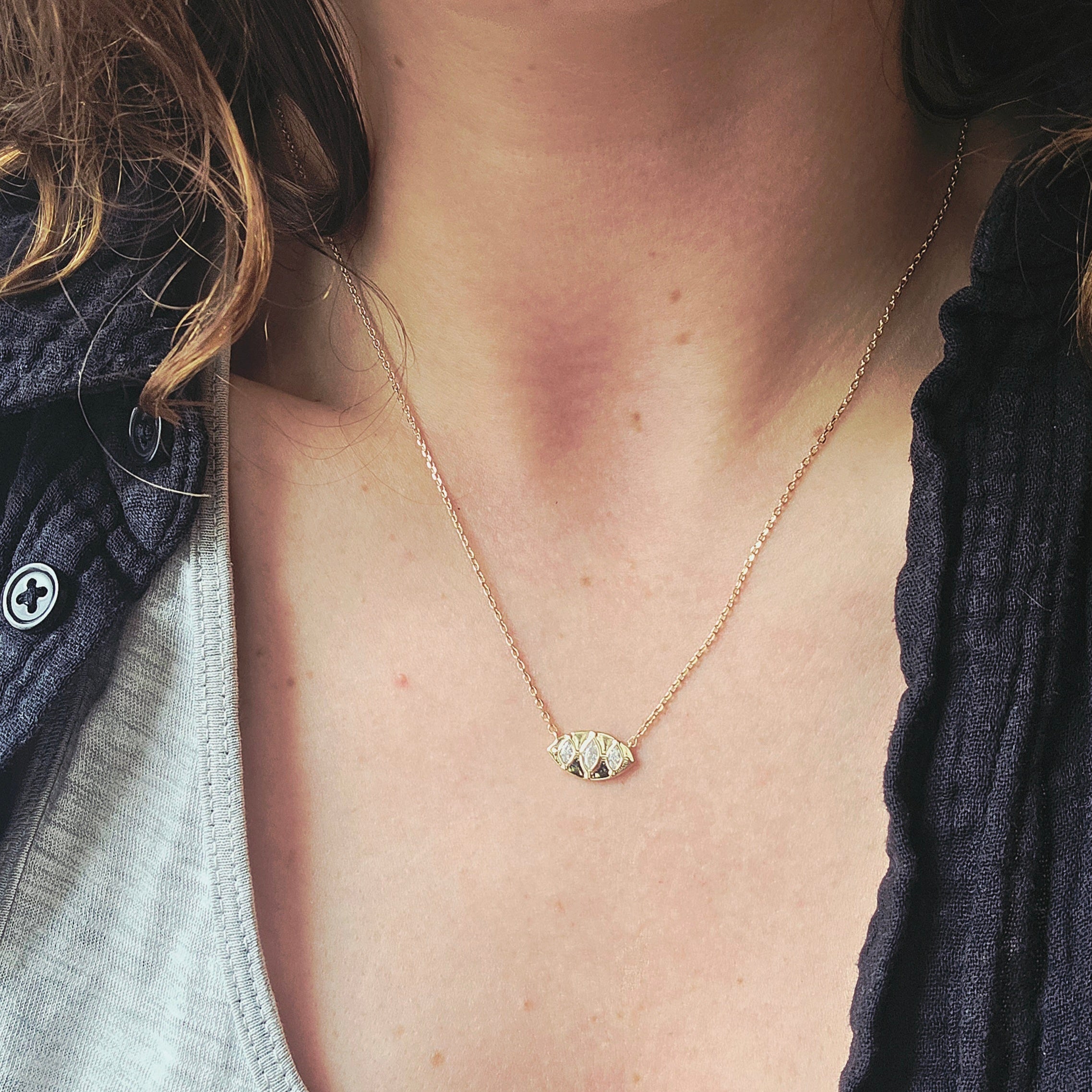 Bijou en plaqué or de forme ovale inspirée avec trois pierres transparentes scintillantes alignées, modèle Fiona.