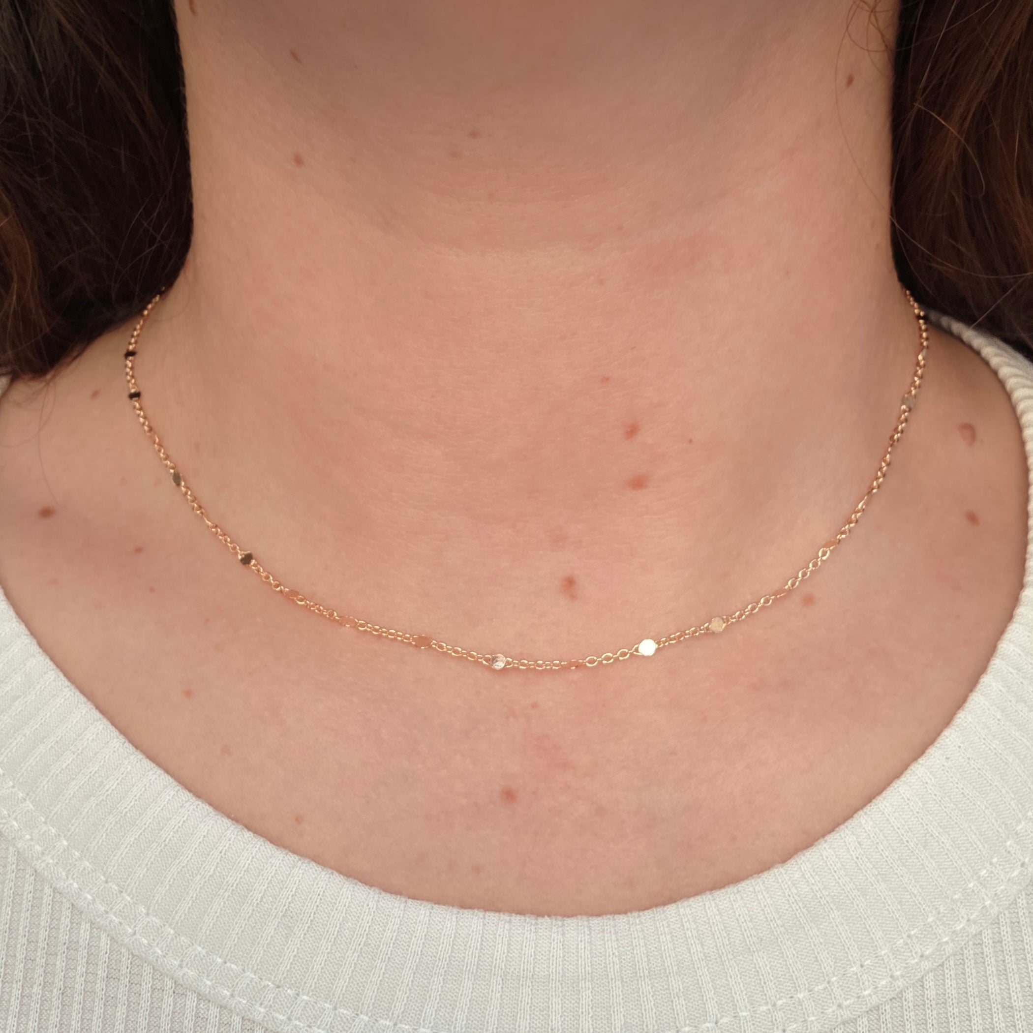 Bijou doré minimaliste avec pastilles, style élégant et léger