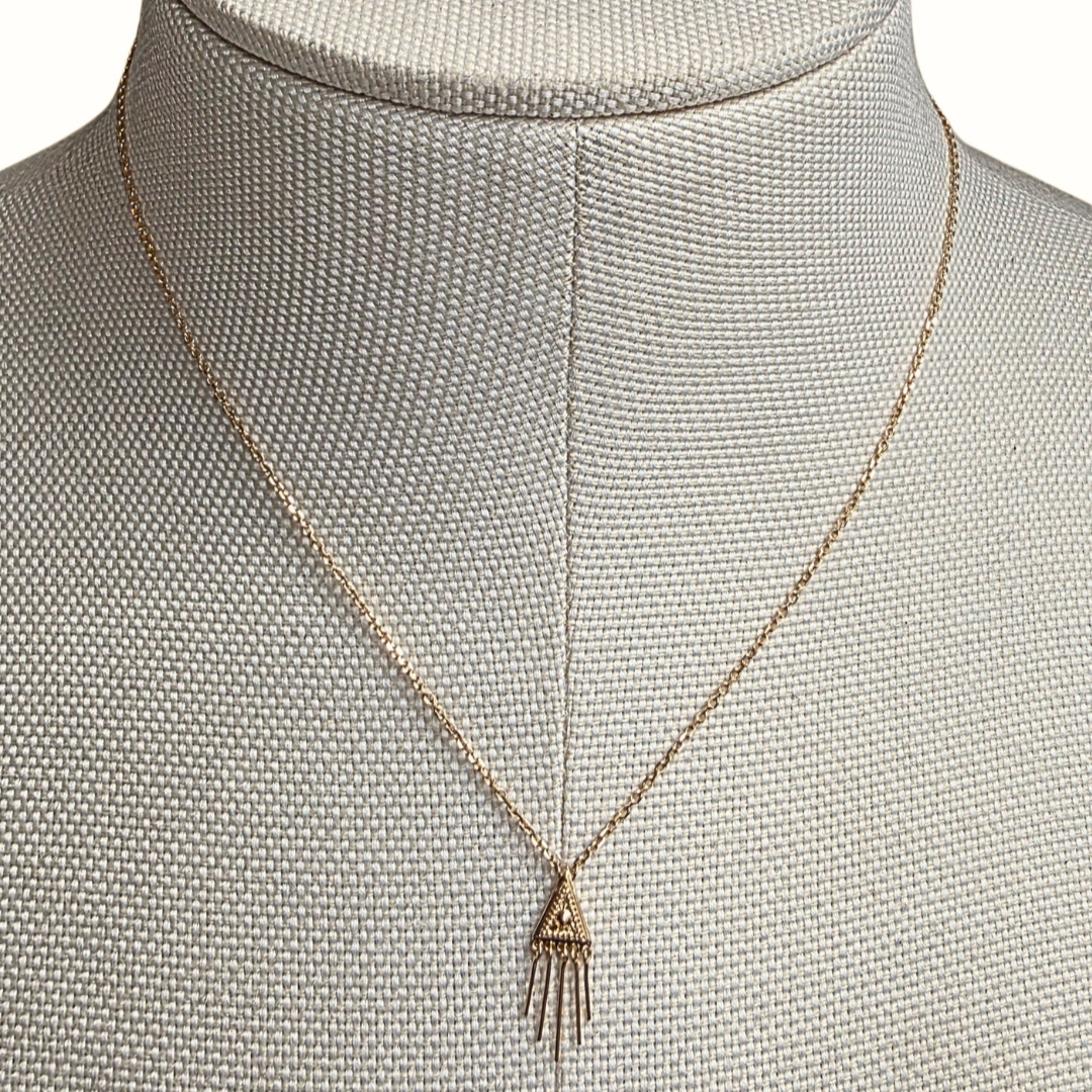 Détail du collier Tara avec lumière naturelle