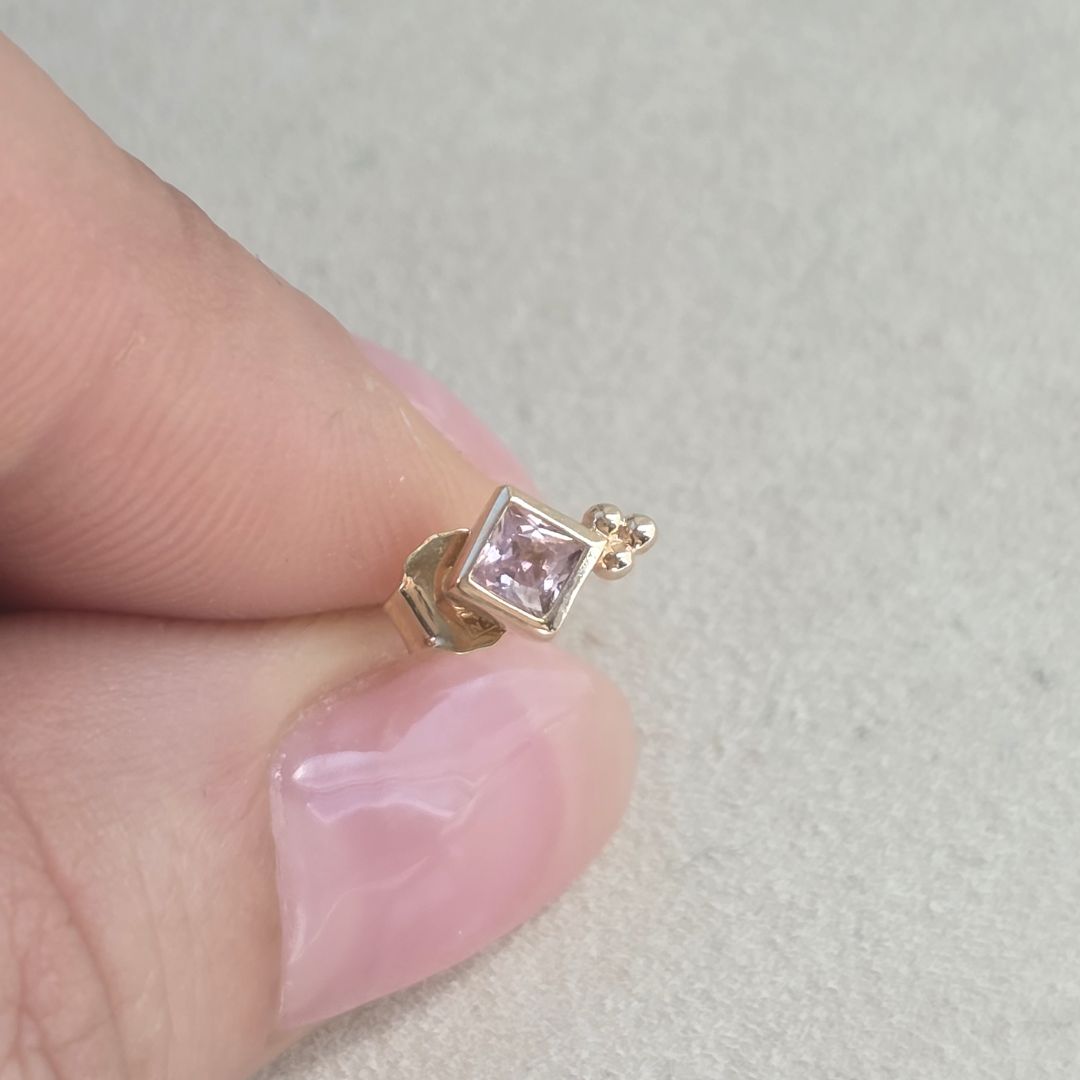 Bijou artisanal français – puce d’oreille rose en forme de losange, plaqué or