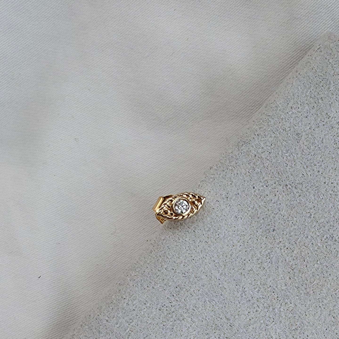 Puce d’oreille œil en plaqué or avec zircon