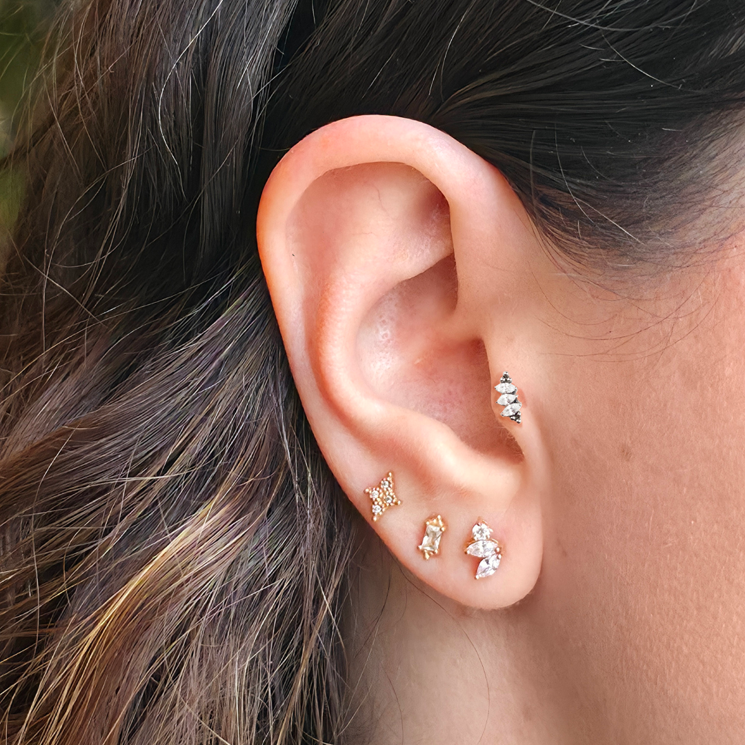 Piercing doré minimaliste Héra avec pierres fines
Bijou d’oreille délicat en Titane porté