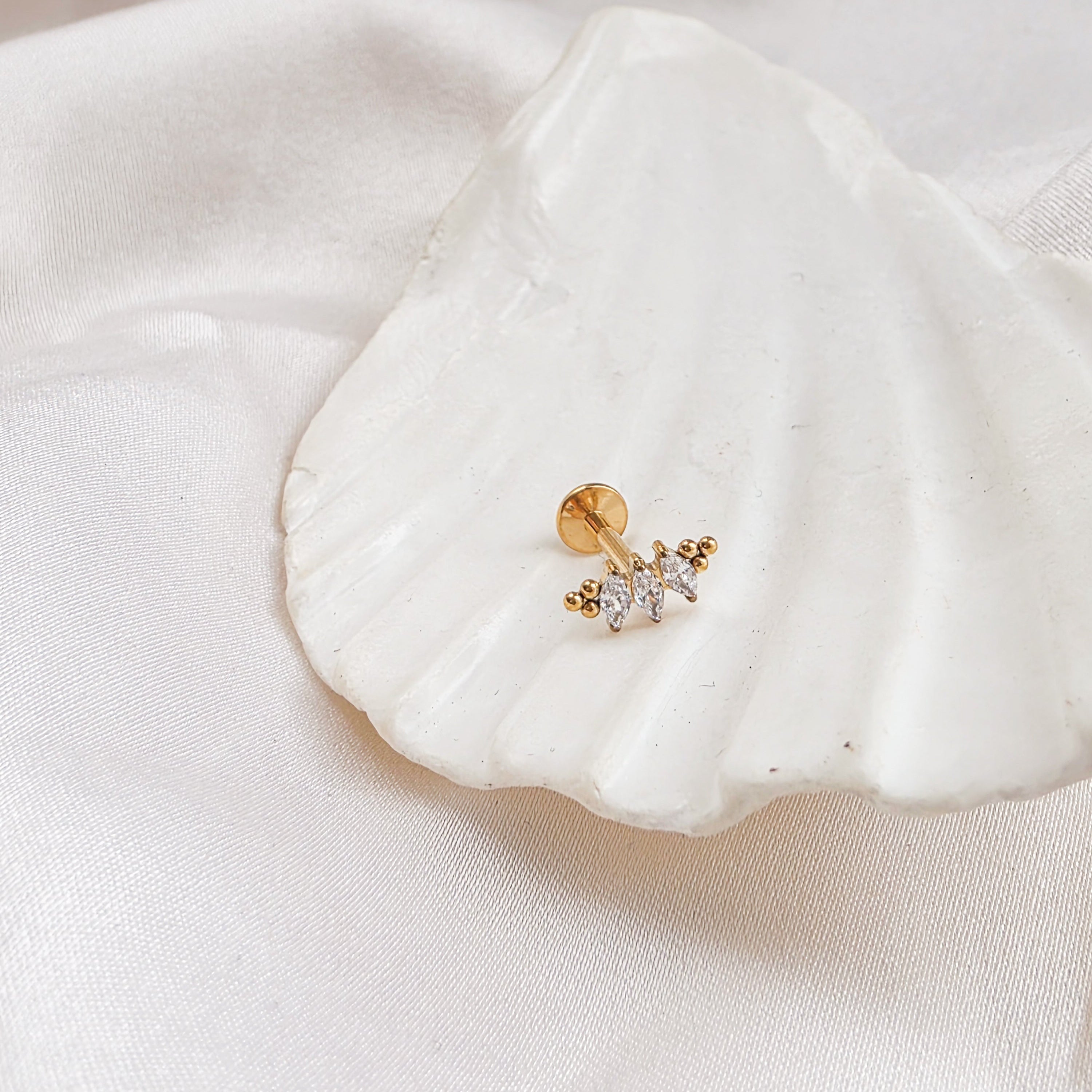 Piercing doré minimaliste Héra avec pierres fines
Bijou d’oreille délicat en Titane