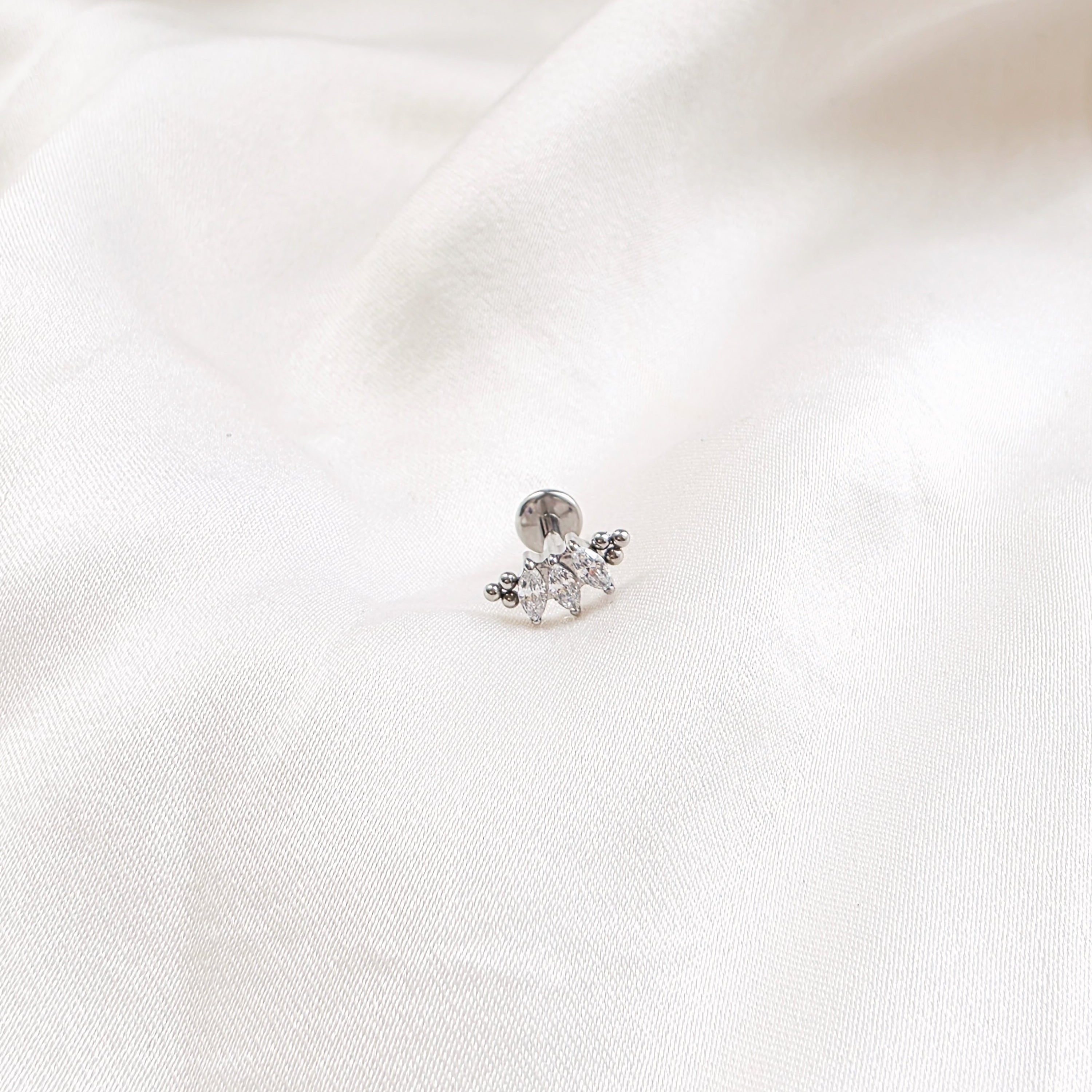 Piercing doré minimaliste Héra avec pierres fines
Bijou d’oreille délicat en Titane