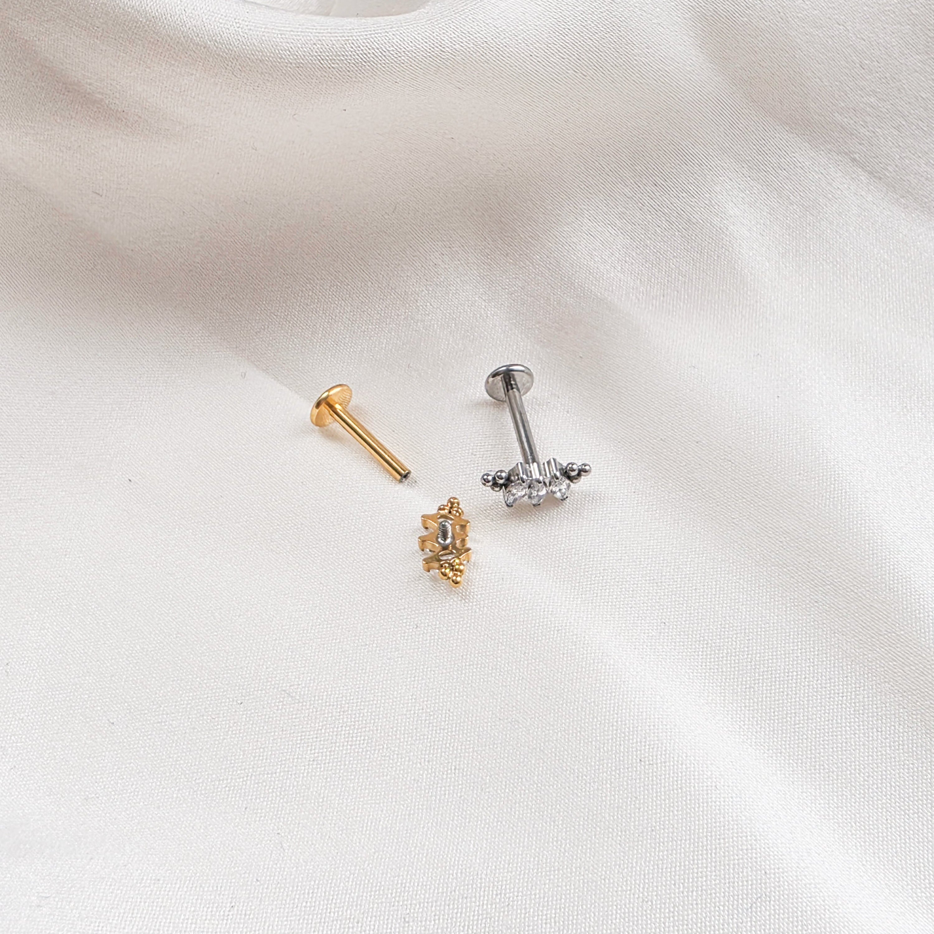 Piercing doré minimaliste Héra avec pierres fines
Bijou d’oreille délicat en Titane