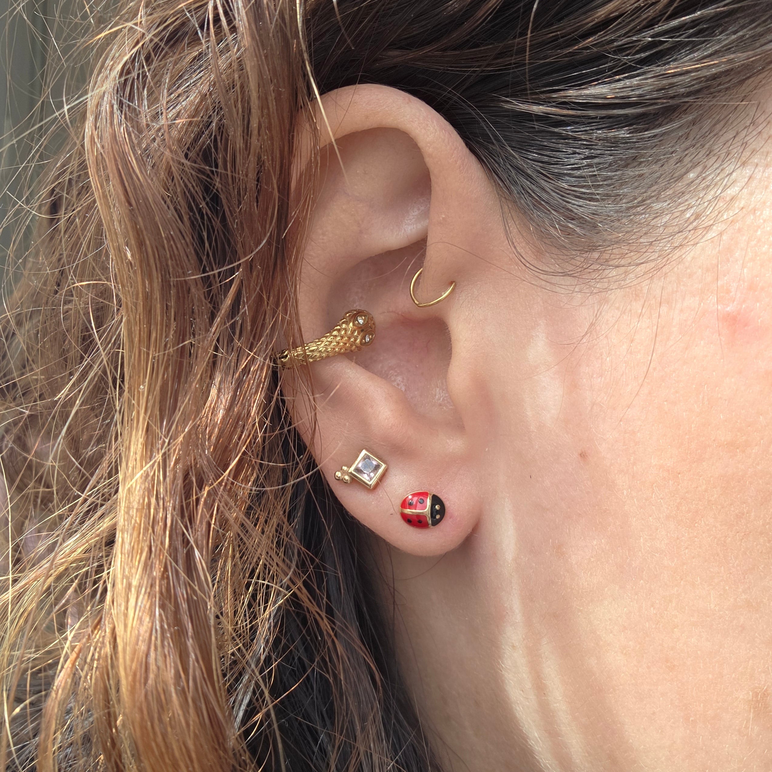 Puce d’oreille coccinelle en émail rouge et noir sur plaqué or