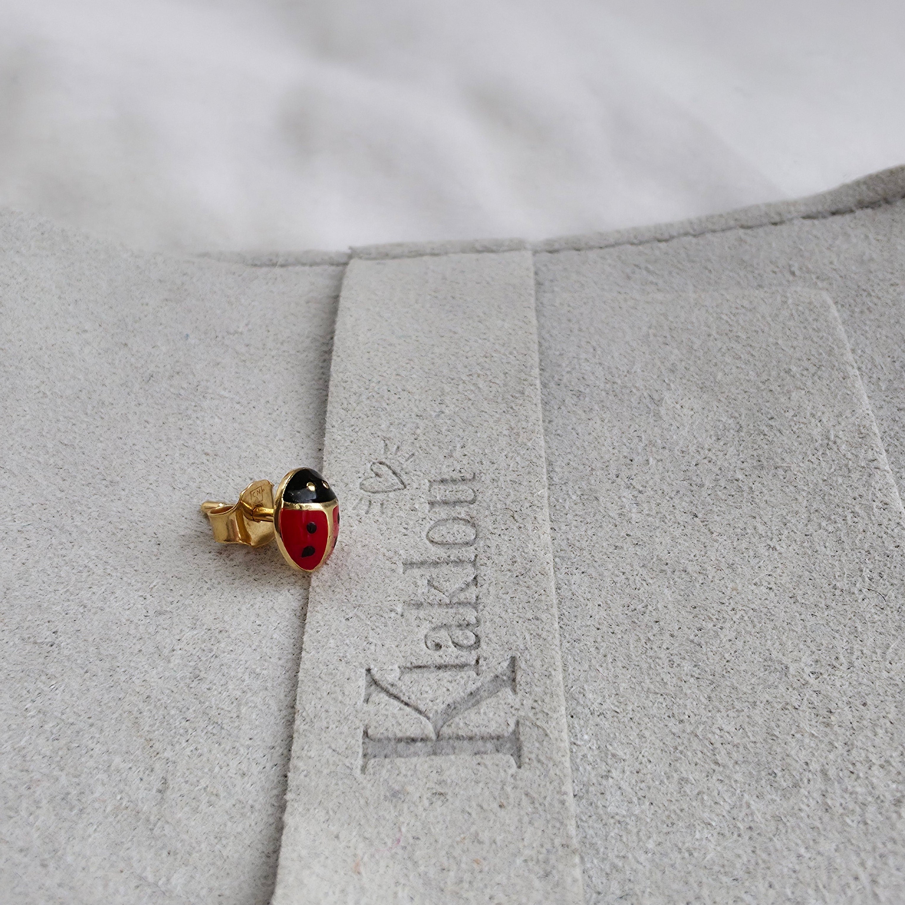 Puce d’oreille coccinelle en émail rouge et noir sur plaqué or