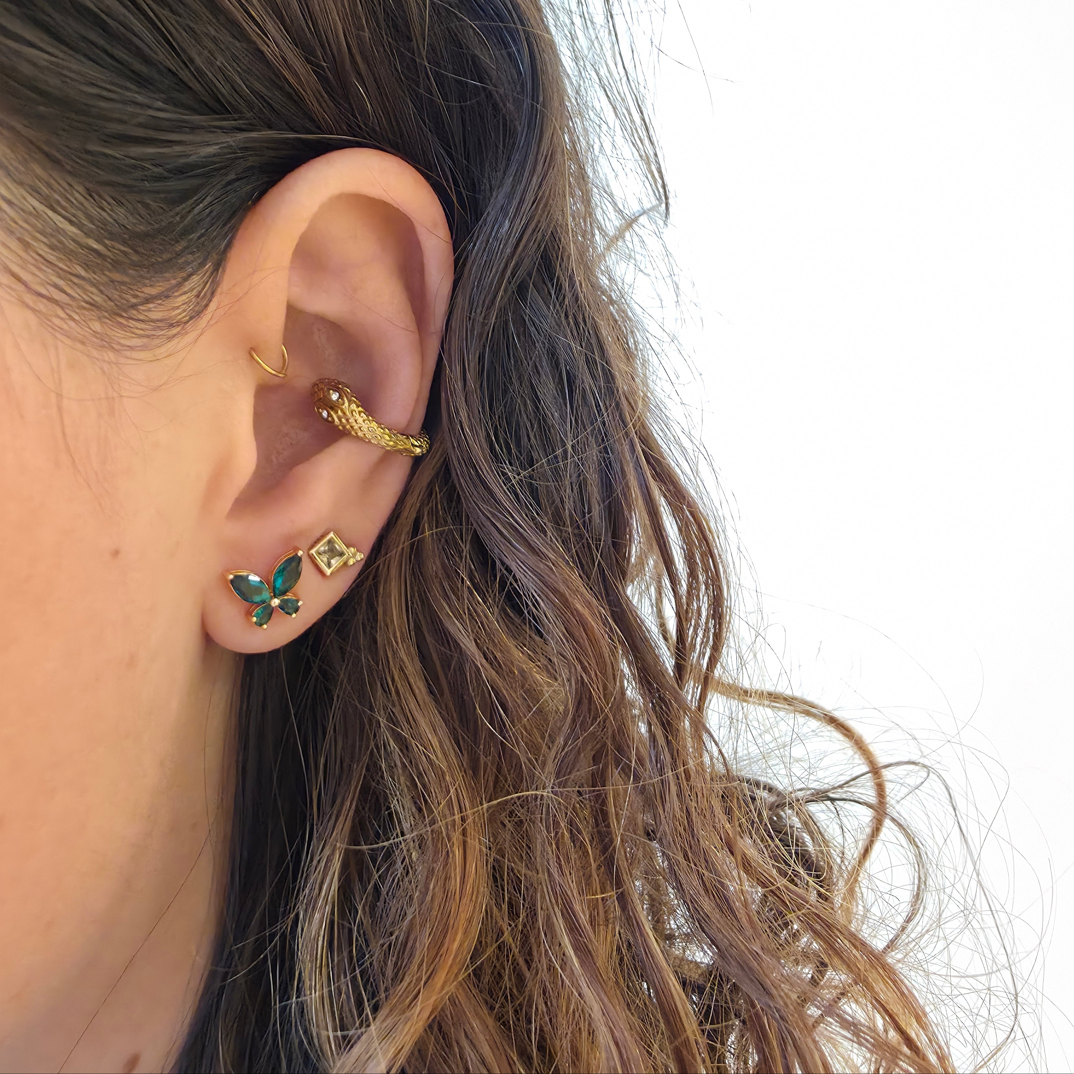 Puce d’oreille dorée avec pierres vertes