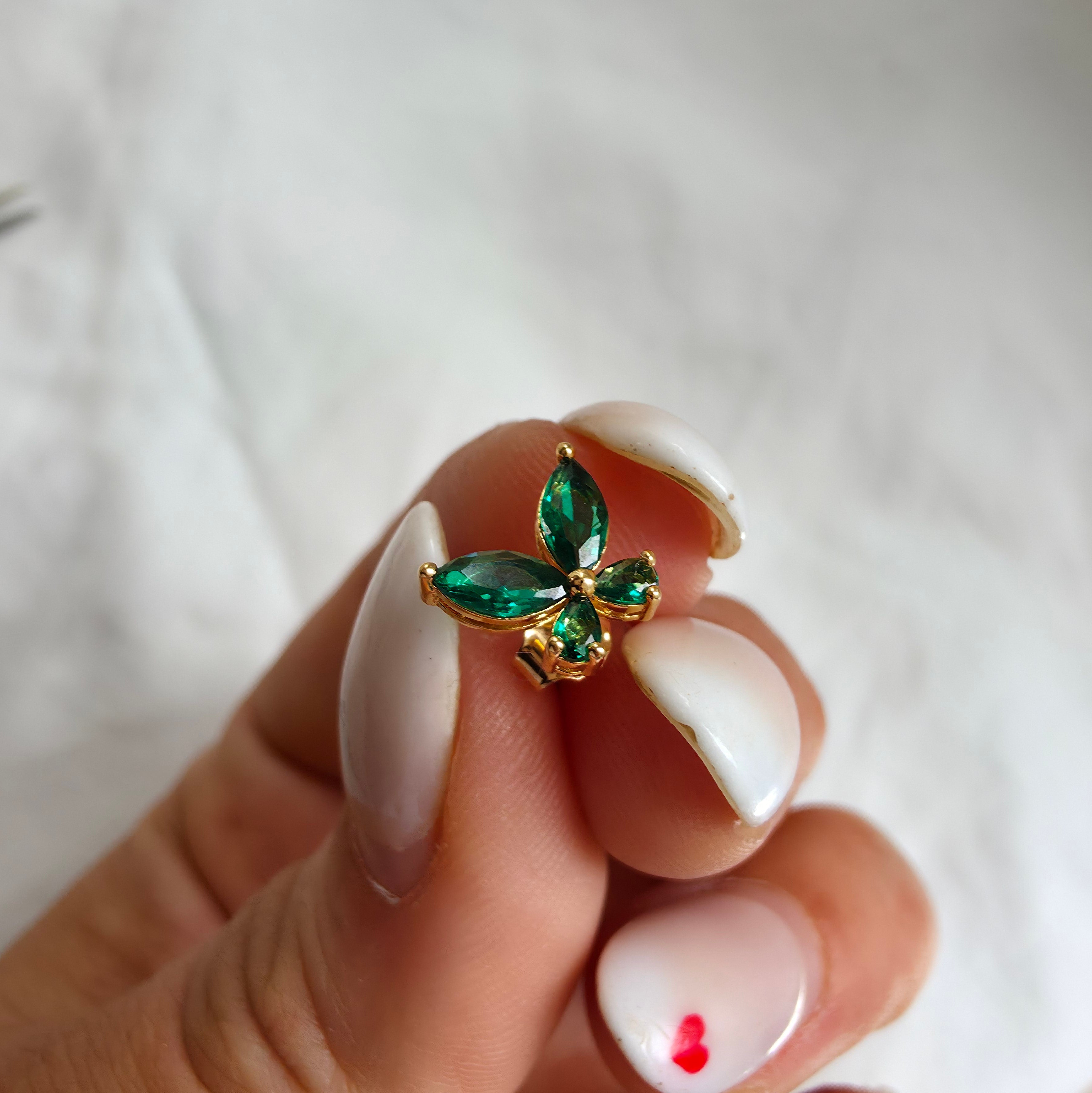 Puce d’oreille dorée avec pierres vertes