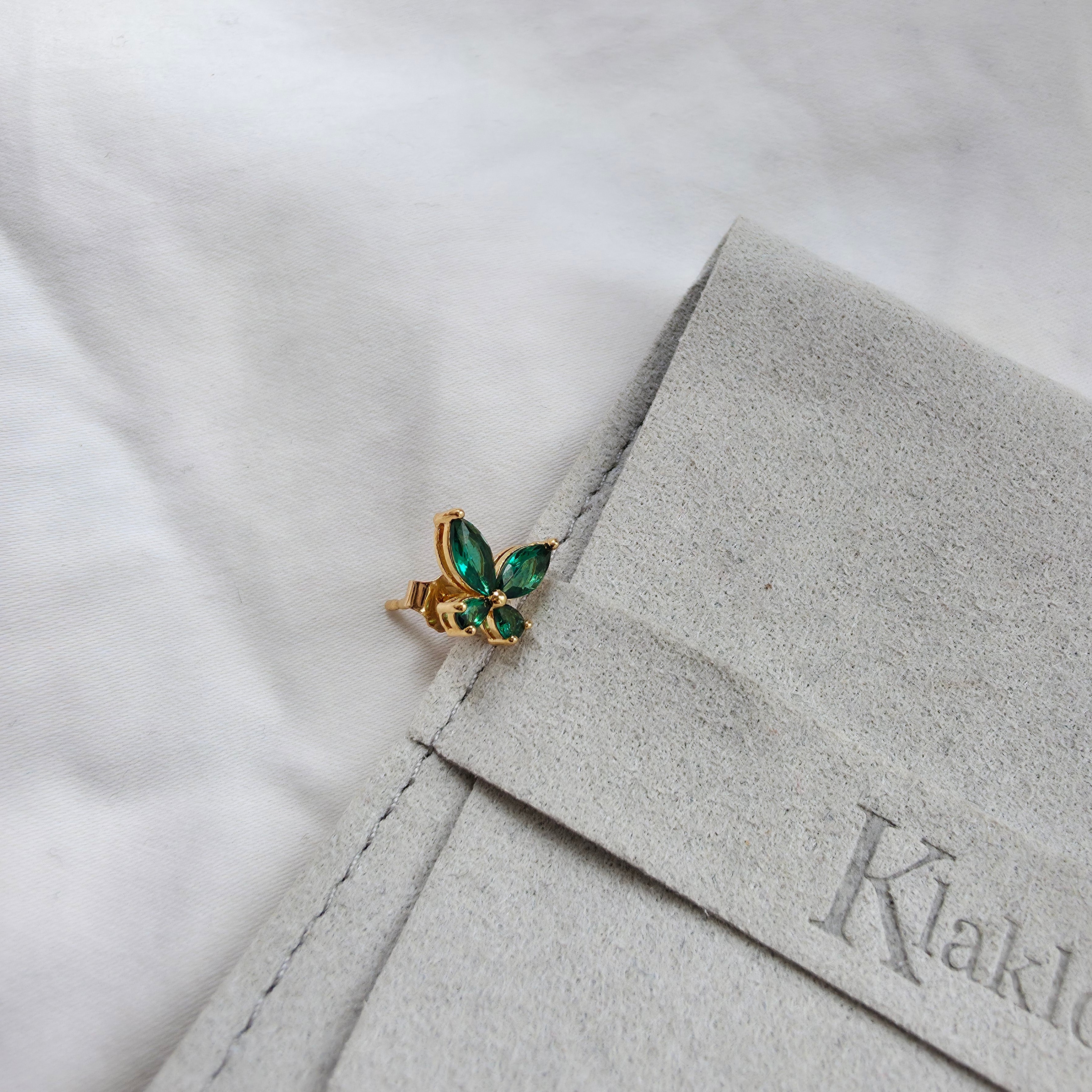 Puce d’oreille dorée avec pierres vertes