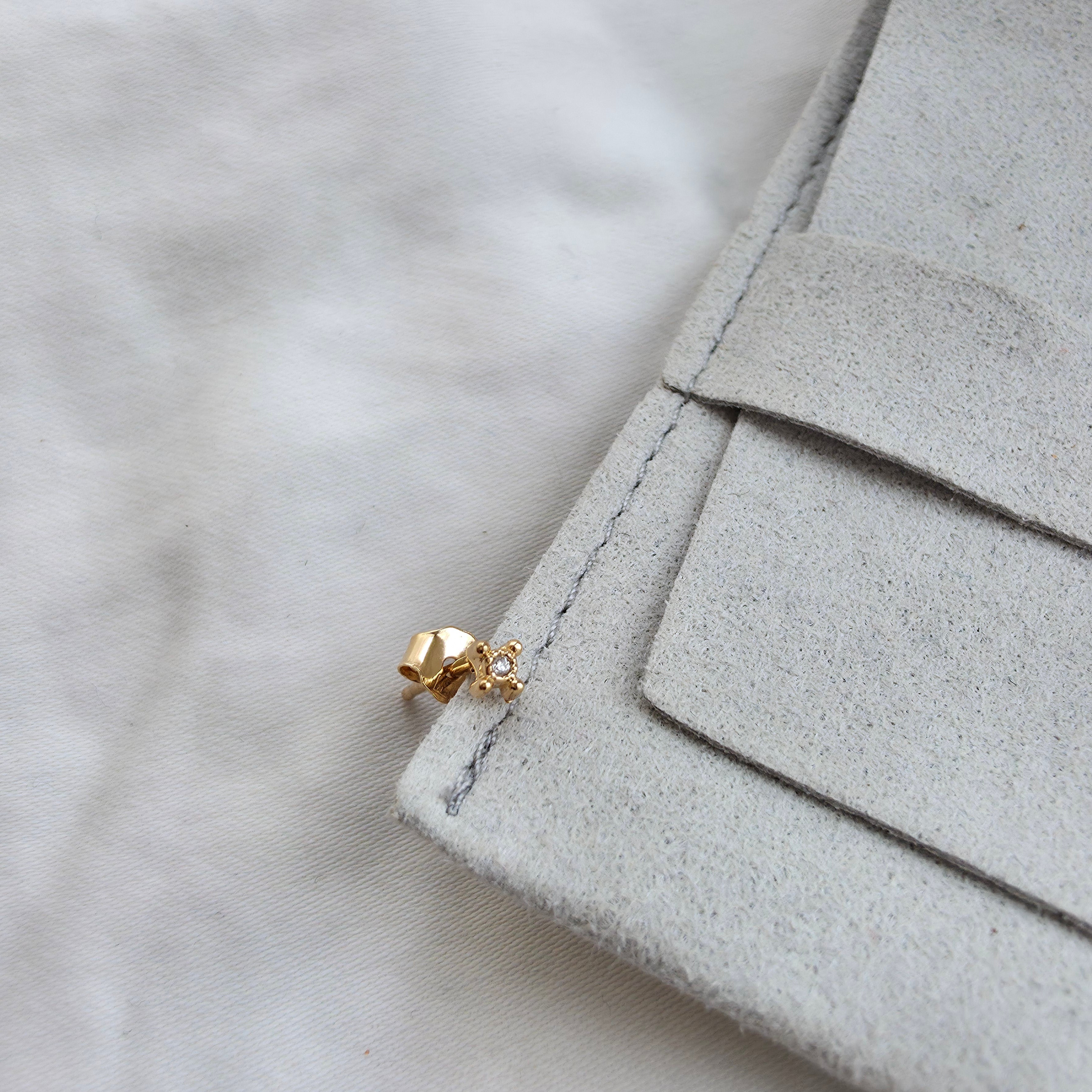  Puce d’oreille Kalie en plaqué or et cristal blanc