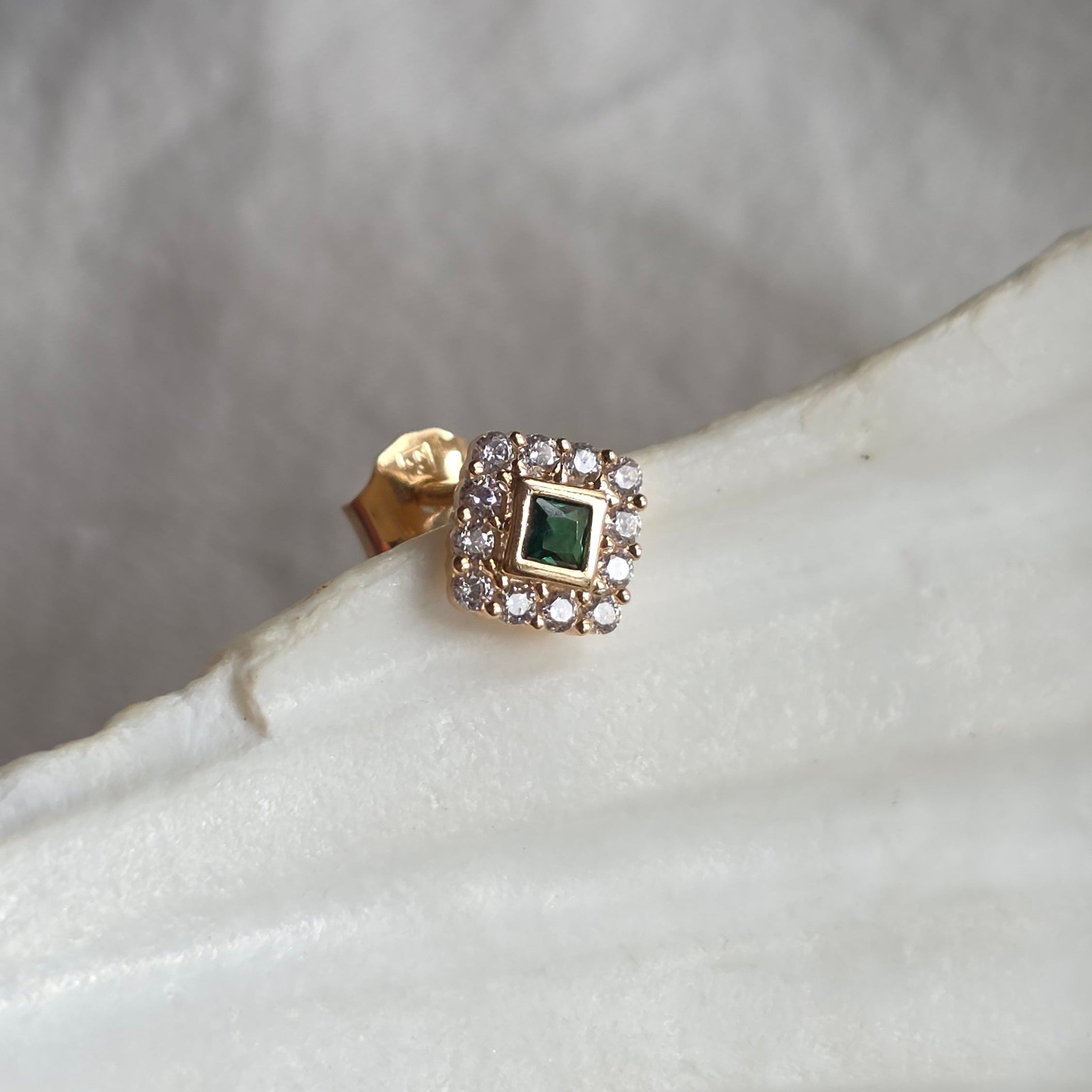 Femme portant la puce d'oreille Amaris, losange vert émeraude et zircons, Klaklou