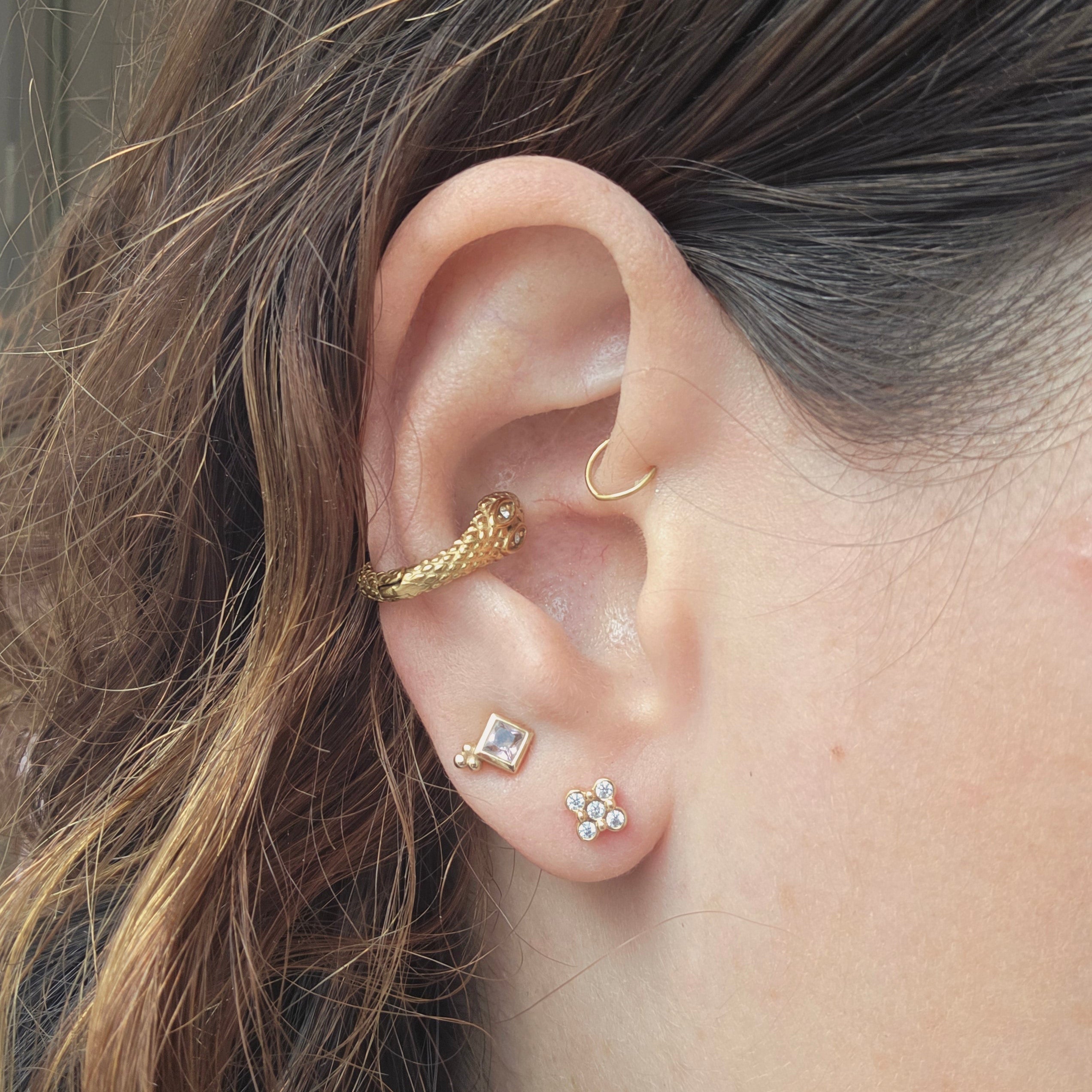 Détail d’un bijou en forme de trèfle à quatre cristaux