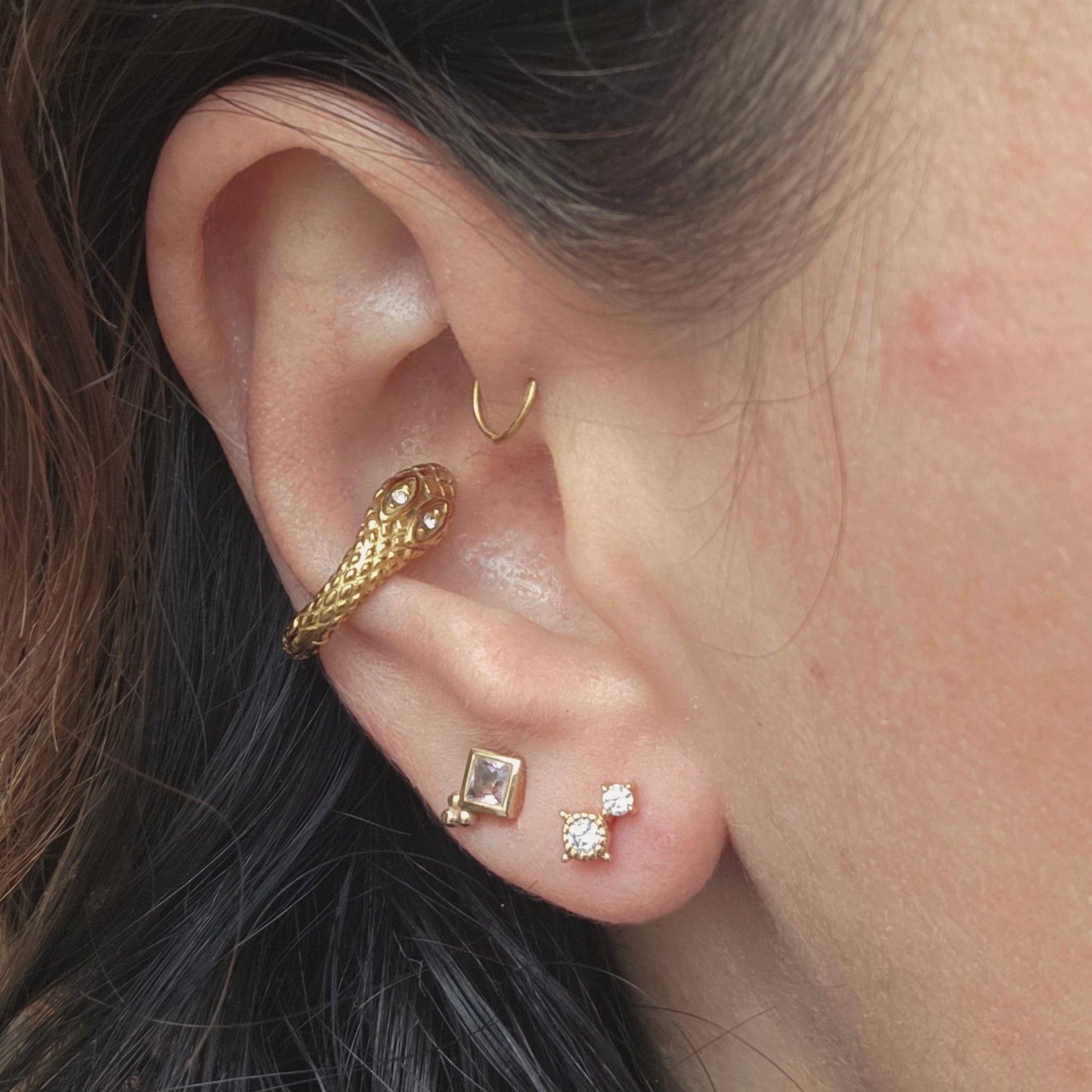 Puce d’oreille dorée minimaliste