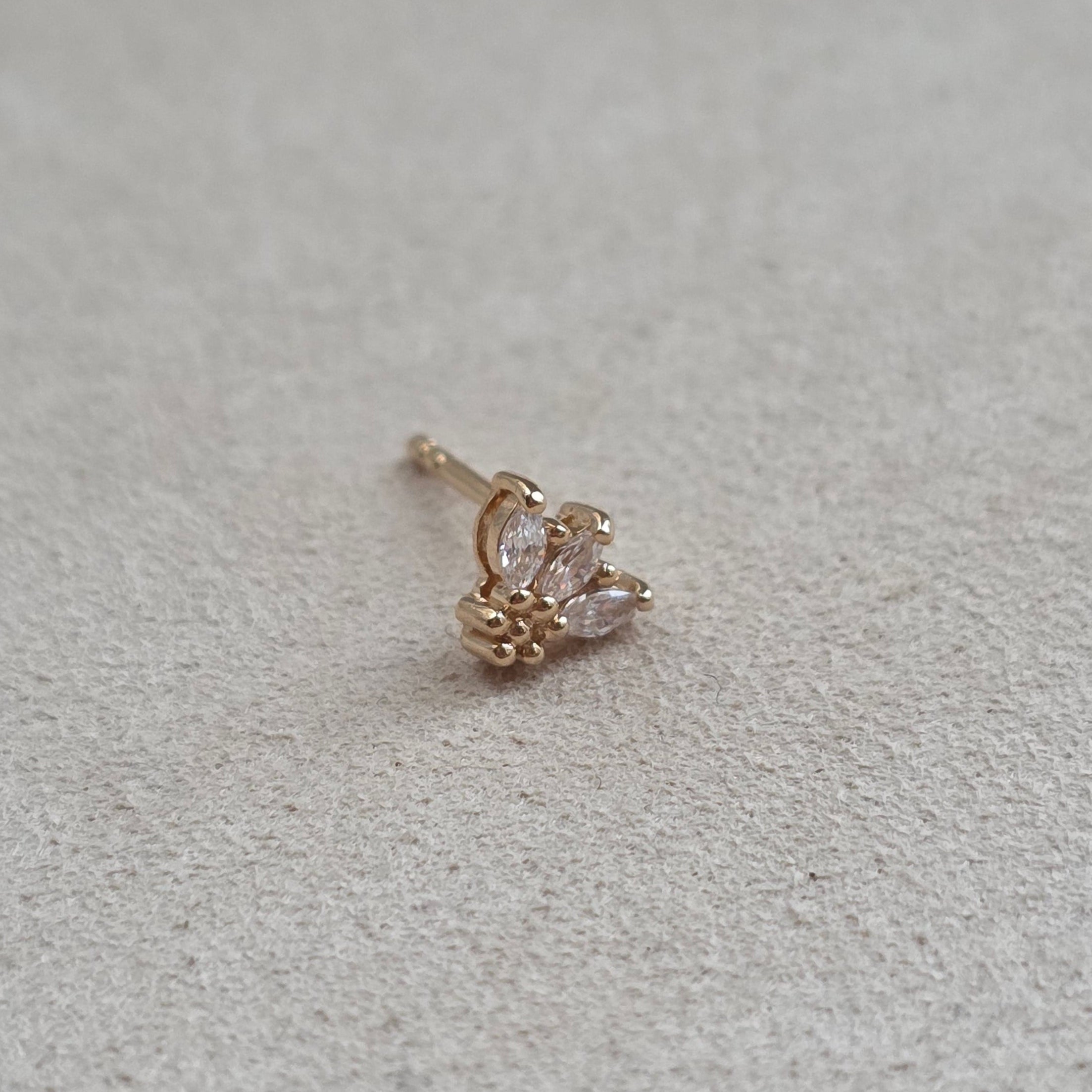 Puce d’oreille en argent et plaqué or sur tissu beige