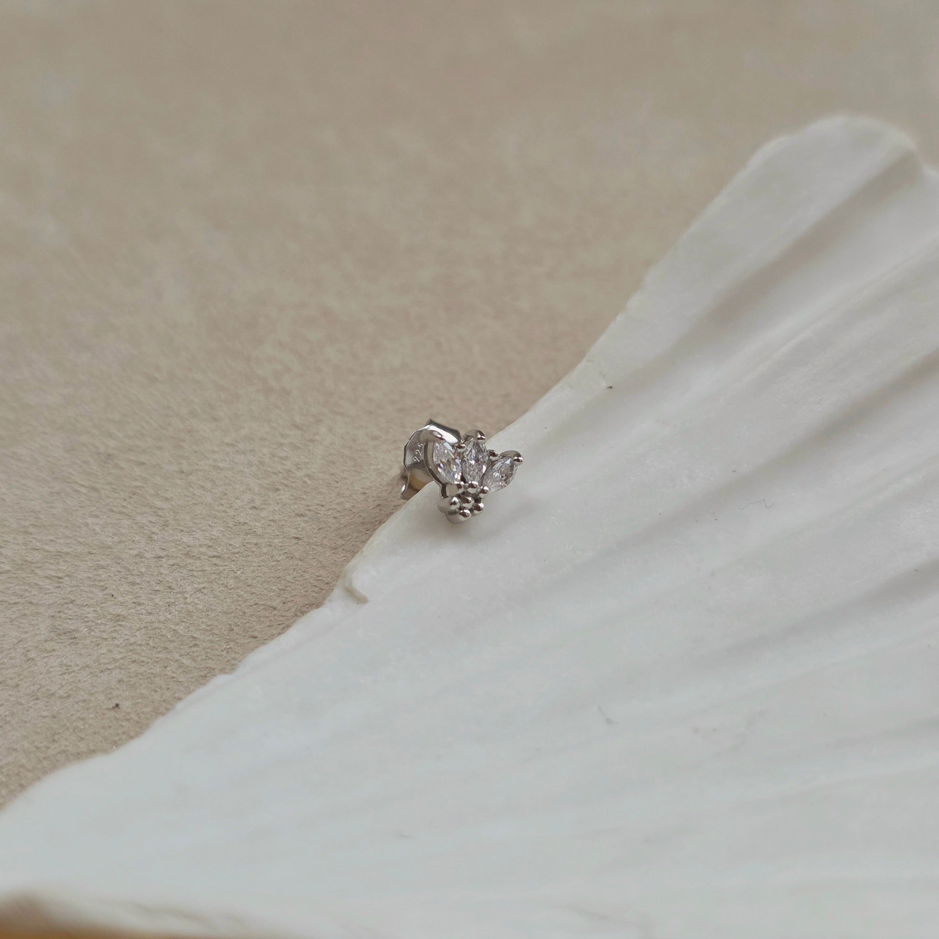 Petite boucle d’oreille argentée en forme florale