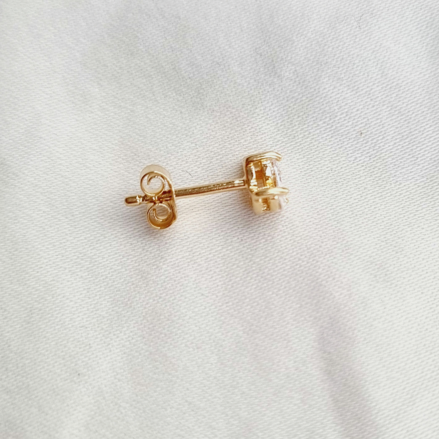 Boucle d’oreille discrète femme – design minimaliste Klaklou