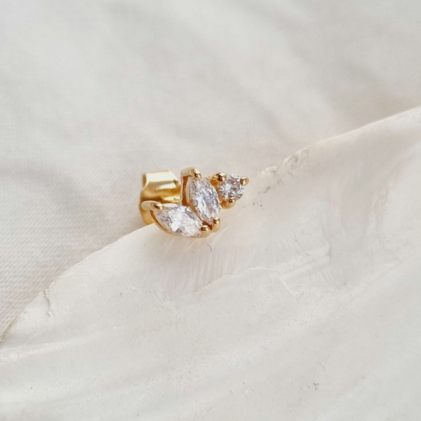 Puce d’oreille en plaqué or avec trois oxydes de zirconium – modèle Titus